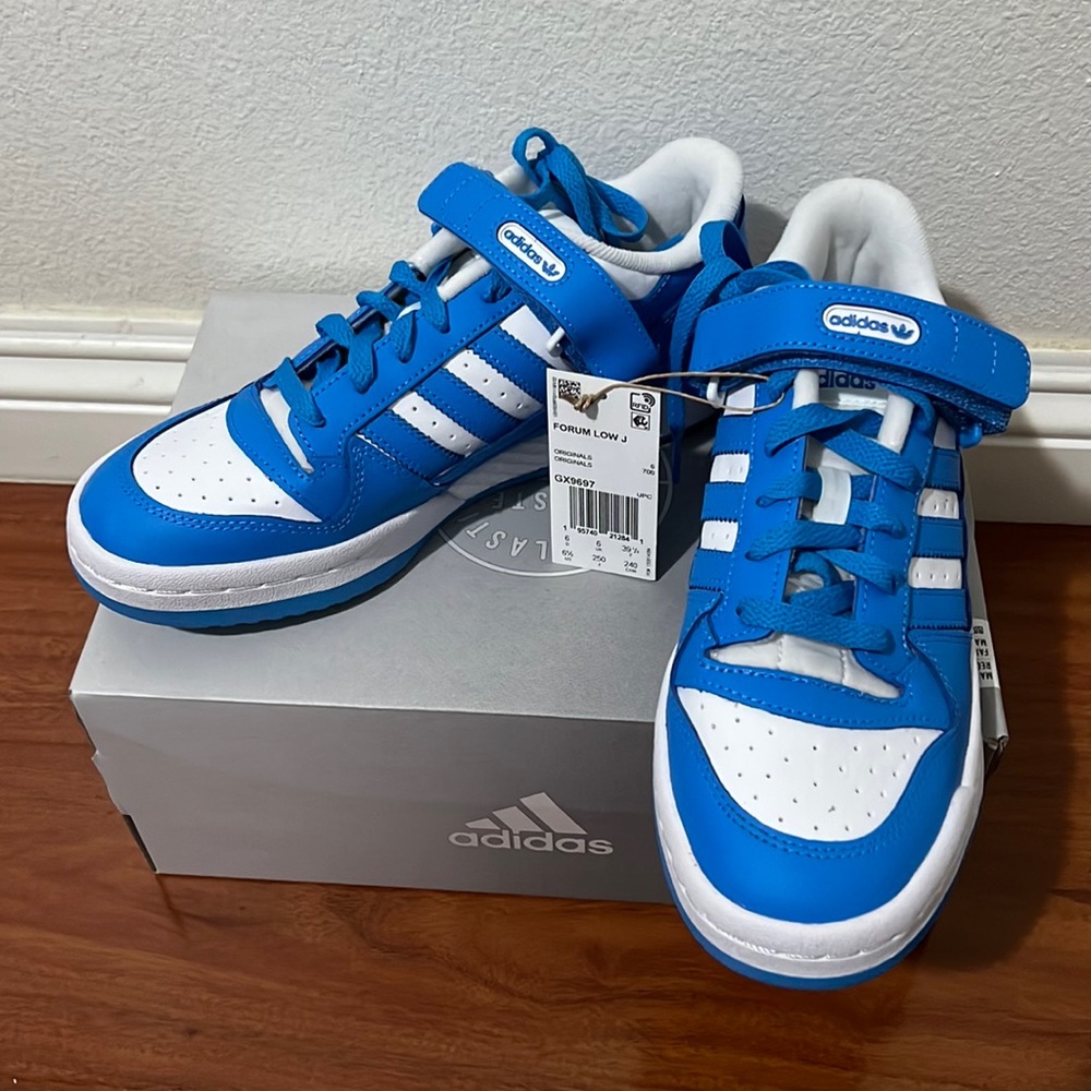 Adidas Unisex Originals Forum Low Shoes In Cloud White/pulse Blue/cloud White